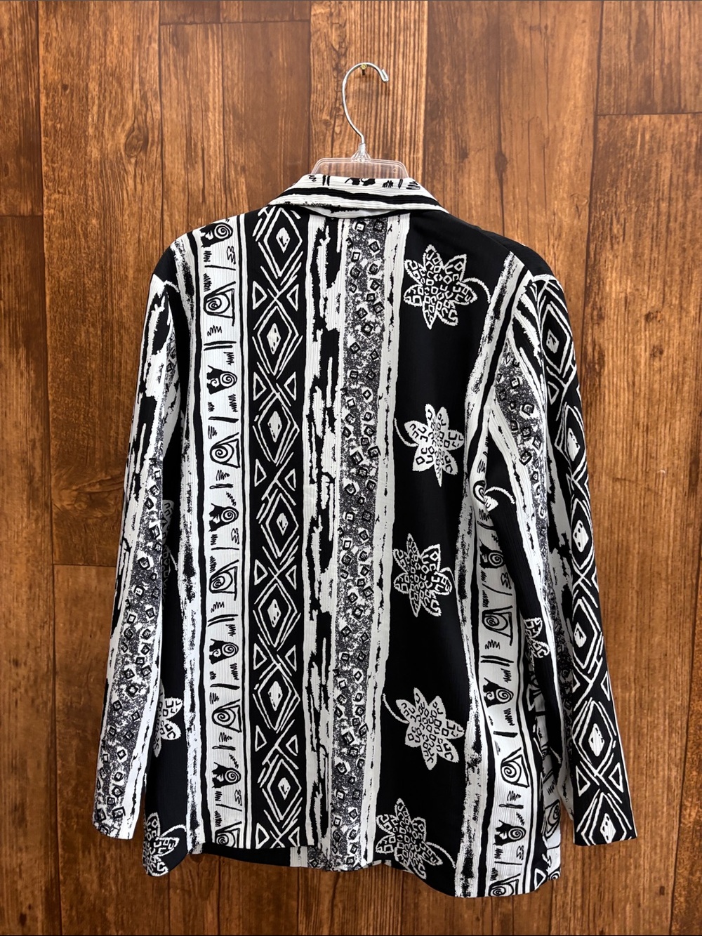 Black & White Printed Button-Down Shirt Jacket - Picture 6 of 6